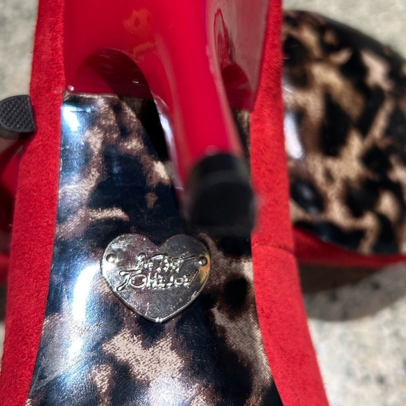 Betsy Johnson Red Suede Studded Pointed Toe Heels Leopard Sole Size 8 - Picture 8 of 8